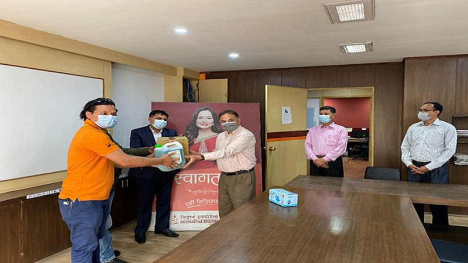 सिद्धार्थ इन्स्योरेन्सद्वारा ट्राफिक प्रहरी महाशाखालाई मास्क र सेनिटाइजर प्रदान