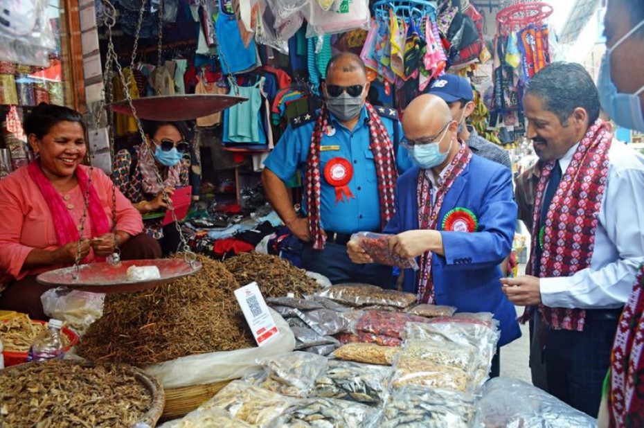 एनआईसी एशिया बैंकद्वारा धरानमा अवस्थित सब्जीमण्डीमा क्यूआर कोड वितरण