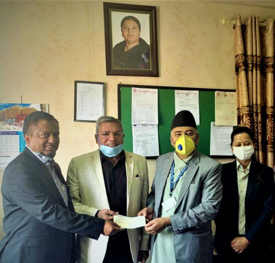 कोरोना कोषमा नेपाल लाइफका तर्फबाट रु. १ करोडको चेक हस्तान्तरण