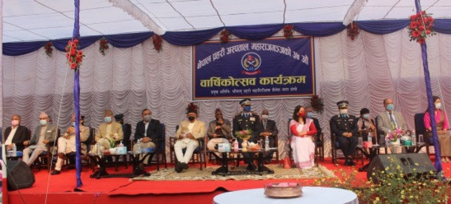 राष्ट्रिय बाणिज्य बैंकद्वारा नेपाल प्रहरीलाई क्यूआर कोड र पीओएस मेसिन हस्तान्तरण 