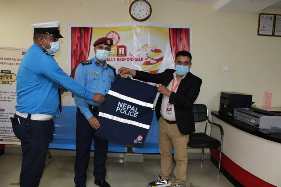 महालक्ष्मी विकास बैंकद्वारा प्रहरीलाई फ्लोरेसेन्ट ज्याकेट हस्तान्तरण