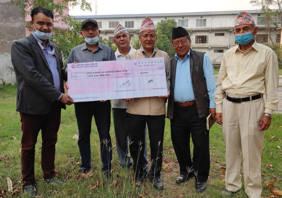 मुक्तिनाथ विकास बैंकद्वारा खानेपानी उपभोक्ता समितिलाई आर्थिक सहयोग