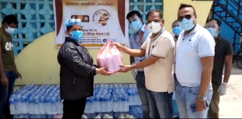 महालक्ष्मी विकास बैंकद्वारा भीम अस्पताललाई स्वास्थ्य सुरक्षा सामग्री हस्तान्तरण