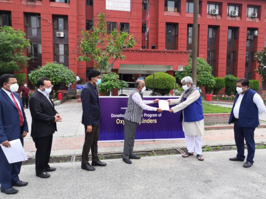 उद्योग परिसंघद्वारा ९ अस्पताललाई २०० थान अक्सिजन सिलिन्डर हस्तान्तरण