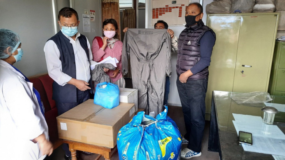 दया फाउन्डेसनद्वारा विभिन्न अस्पताललाई चिकित्सकीय उपकरण सहयोग