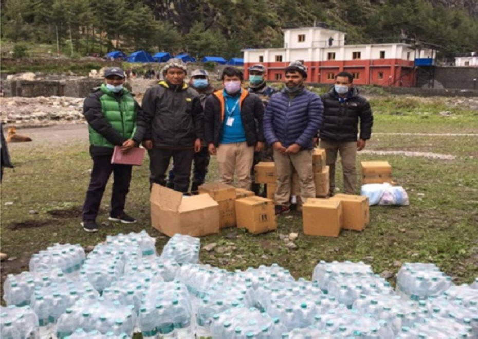 एनएमबि बैंकद्वारा हेलिकोप्टर चार्टर गरेर मनाङका बाढी प्रभावितलाई राहत वितरण