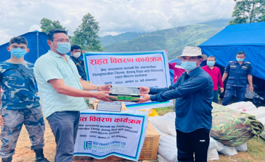 बेष्ट फाइनान्सद्वारा हेलम्बुवासीलाई ४८ थान सोलार प्यानल सहयोग