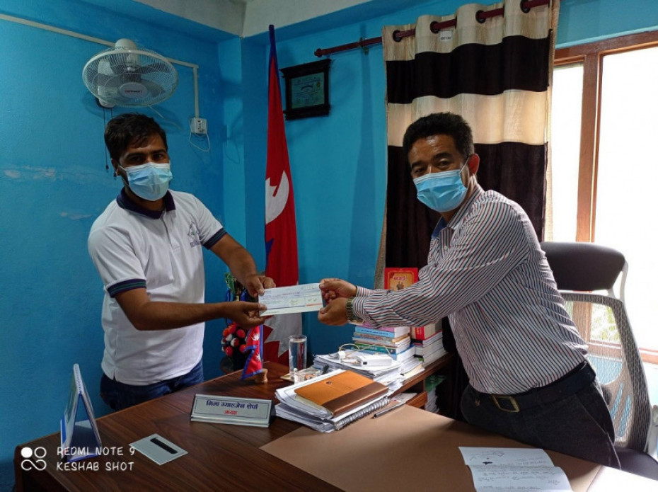सिभिल लघुवित्तद्वारा हेलम्बुका बाढीपीडितलाई राहत रकम हस्तान्तरण