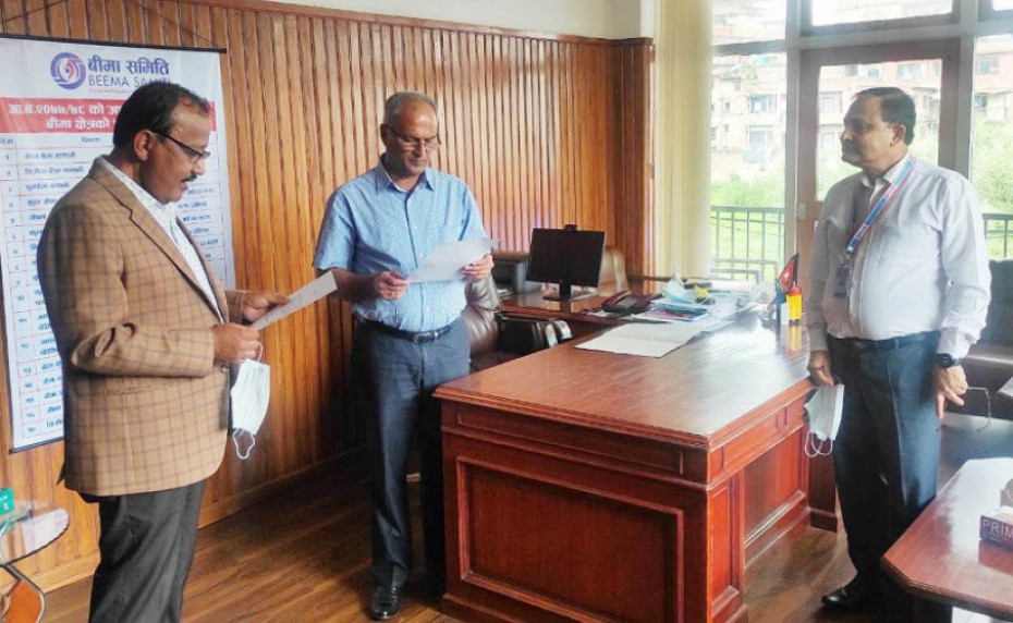 एशियन लाइफ इन्स्योरेन्सका नवनिर्वाचित अध्यक्ष श्रेष्ठद्वारा सपथ ग्रहण