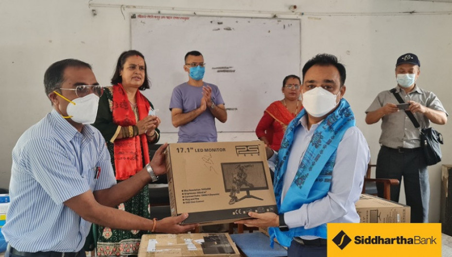 सिद्धार्थ बैंकद्वारा विद्यालयलाई कम्प्युटर र प्रिन्टर हस्तान्तरण