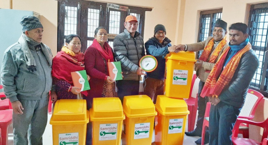 समृद्धि फाइनान्सद्वारा सिद्धबाबा धामलाई डस्टबिन हस्तान्तरण