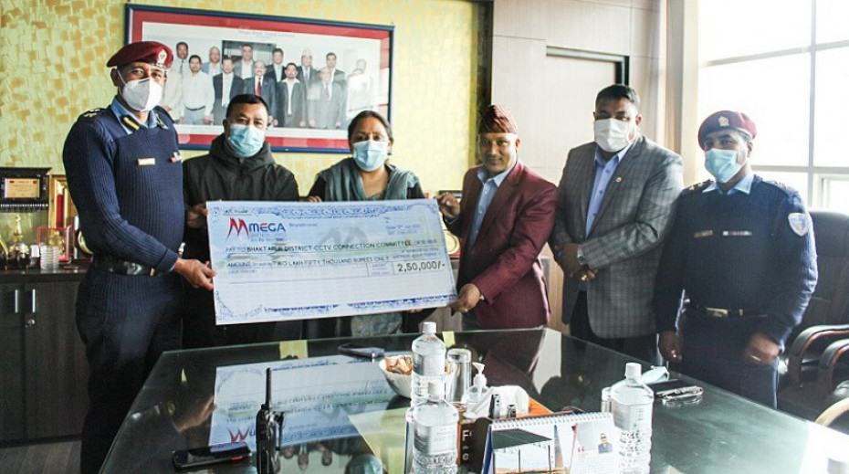 मेगा बैंकद्वारा भक्तपुर जिल्लामा सीसीटीभी जडान गर्न सहयोग प्रदान