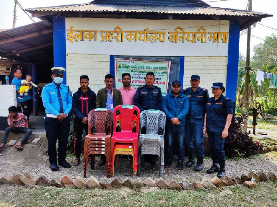 मिर्मिरे लघुवित्तद्वारा झापाको इलाका प्रहरी कार्यालयलाई कुर्सी सहयोग