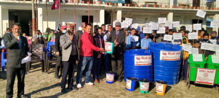 महालक्ष्मी विकास बैंकद्वारा विद्यालयलाई पानी ट्यांकी र डस्टबिन सहयोग