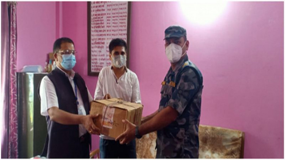 अपि पावरद्वारा कोरोना महामारी विरुद्ध लड्न स्वास्थ्य सामग्री हस्तान्तरण