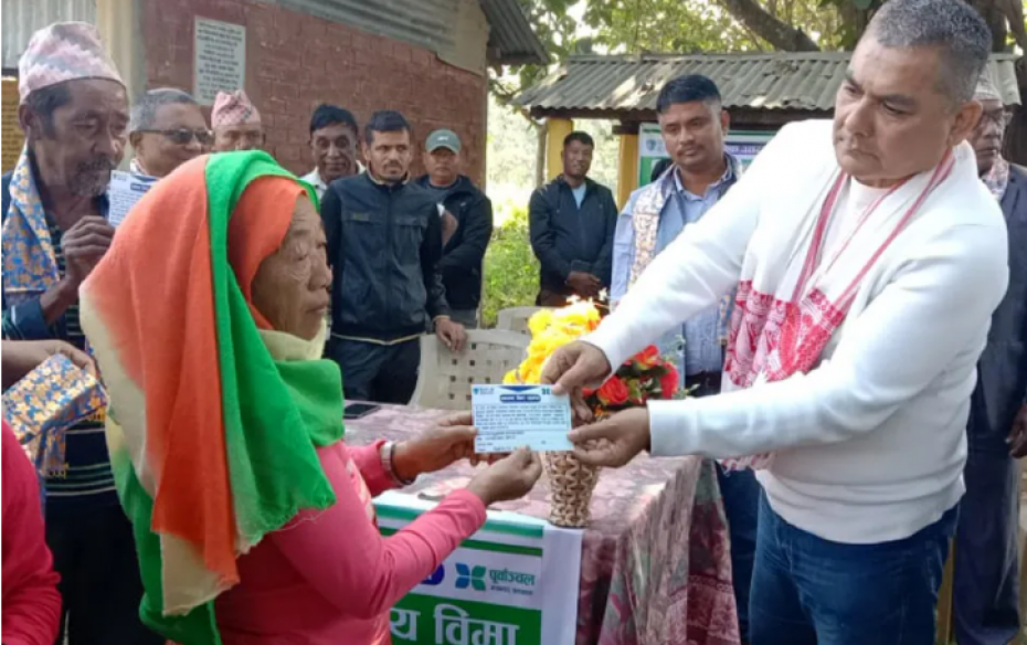 बिएण्डसी अस्पतालद्वारा झापाका दुई सय बढी विपन्न परिवारको निःशुल्क स्वास्थ्य बीमा 