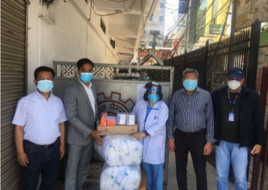चेम्बर अफ कमर्सद्वारा ६ सरकारी अस्पताललाई अत्यावश्यक स्वास्थ्य सामग्री वितरण