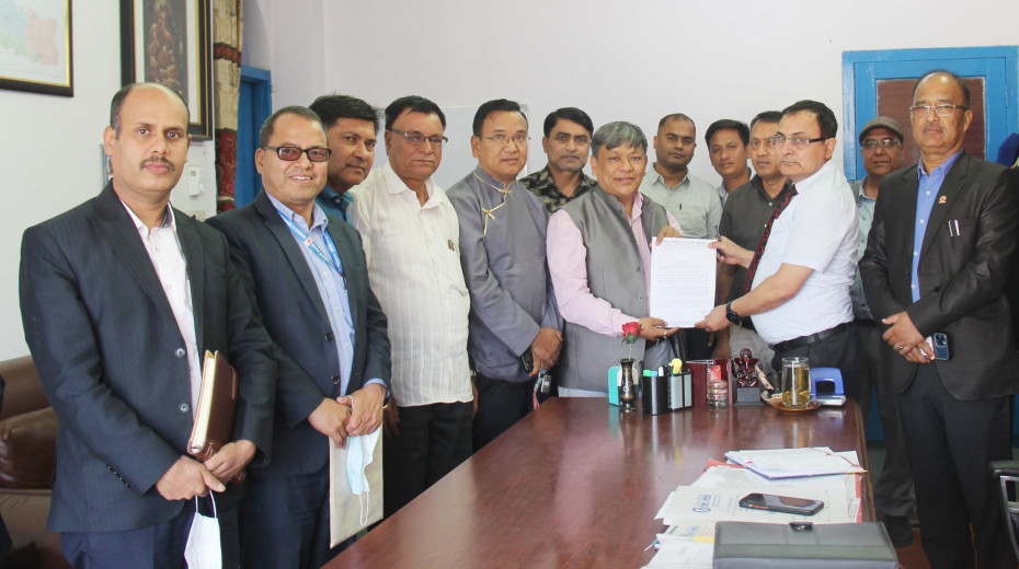 बीमा निर्देशिका २०७८ को खारेजी एवं संशोधनको माग गर्दै नेपाल निर्माण व्यवसायी महासंघ धर्नामा 