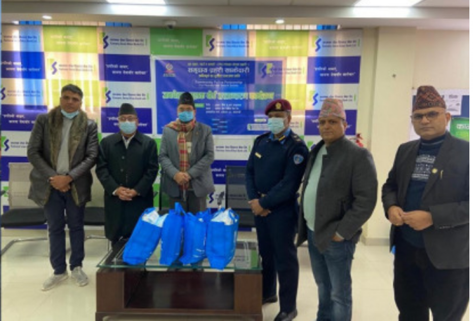 कामना सेवा विकास बैंकद्वारा प्रहरी वृत्तलाई जनचेतनामूलक बोर्डहरु हस्तान्तरण