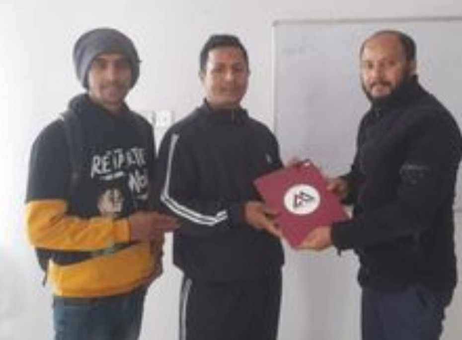जन्मदिनको अवसरमा छोराले दिए बुवालाई बीमा पोलिसी उपहार