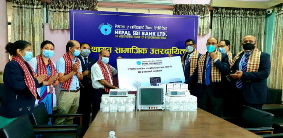 नेपाल एसबिआई बैंकद्वारा वीर अस्पताललाई चिकित्सकीय उपकरण हस्तान्तरण 