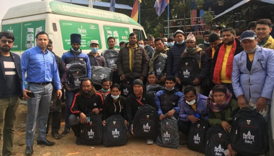 शिवम् सिमेन्टद्वारा गण्डकी प्रदेशका ५०० बढी निर्माणकर्मीको जोखिम बीमा