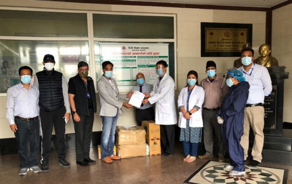 चेम्बर अफ कमर्शद्वारा सरकारी अस्पतालहरुलाई विभिन्न स्वास्थ्य सामग्री हस्तान्तरण